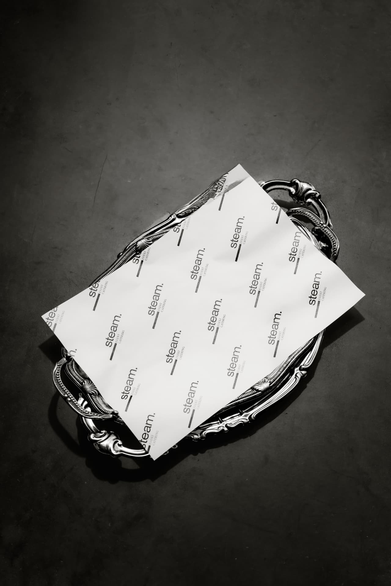 Steam vetpapier op een zilveren dienblad