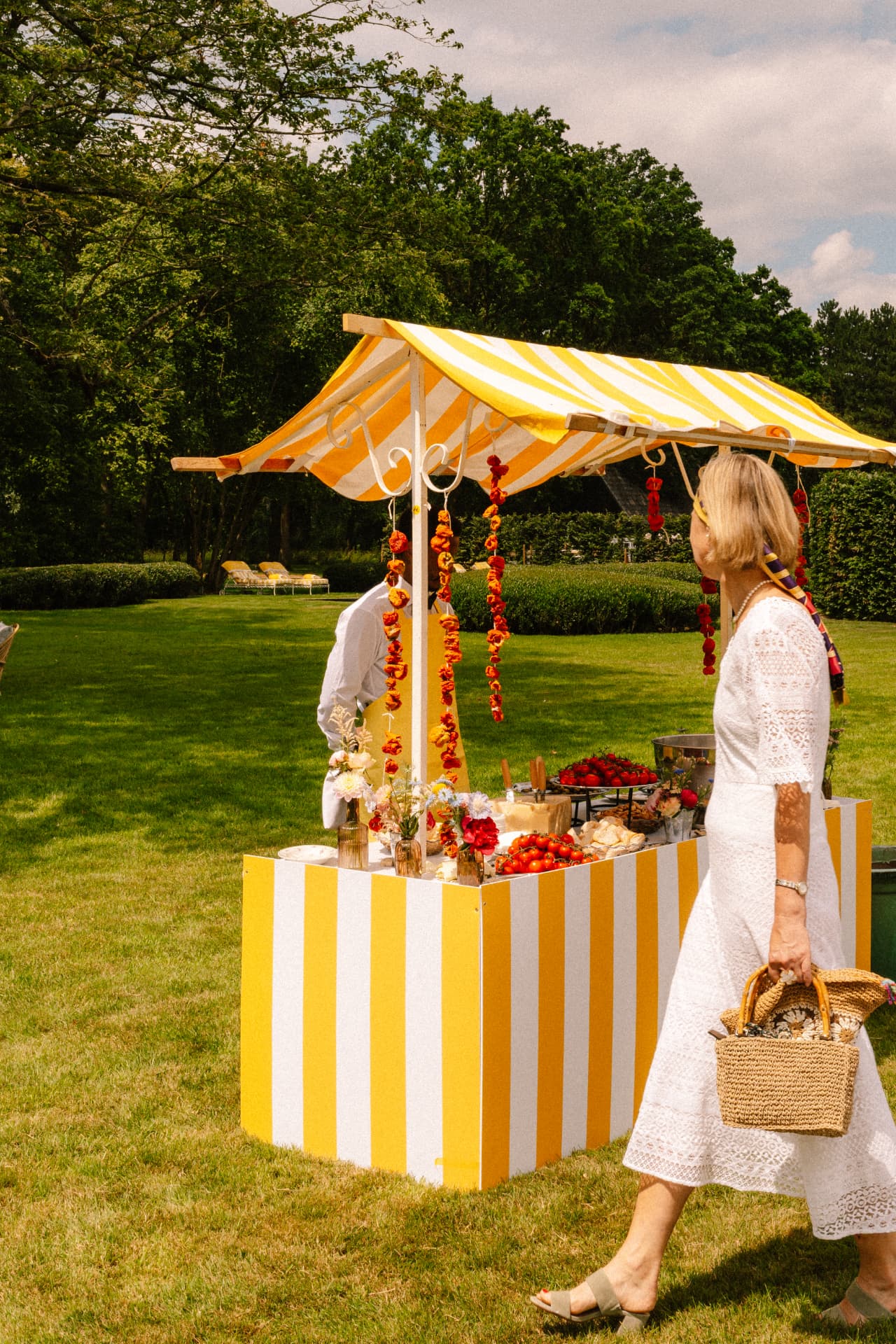 Gele en witte cateringstand op een groen gazon