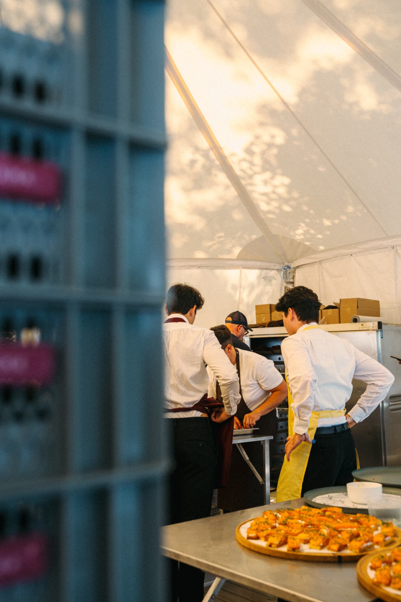 Keukenteam aan het werk in een eventtent